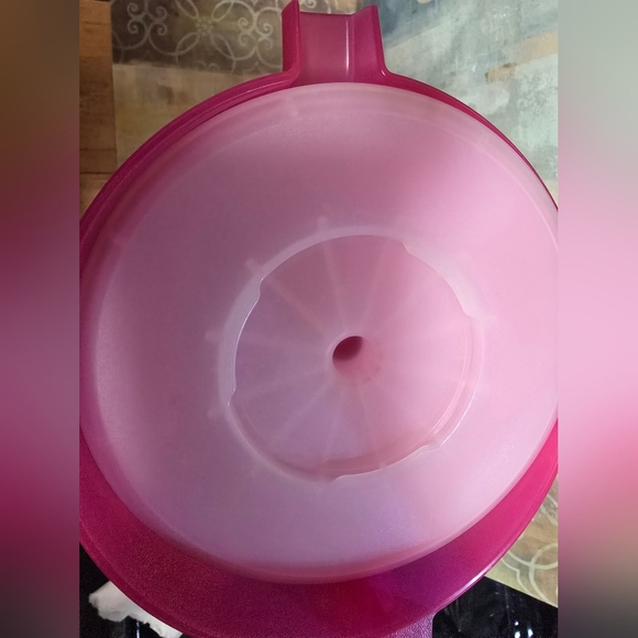 Tupperware Pink Pitcher with Lid 1 Gal - Picture 6 of 10